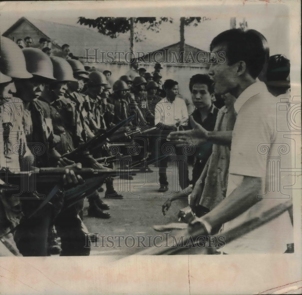 1964 Press Photo Demonstrators in Saigon facing troops with bayonets, Vietnam
