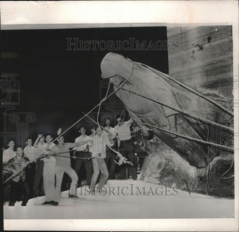Load image into Gallery viewer, 1964 Press Photo Vietnamese students pulling down figure of peace in Saigon
