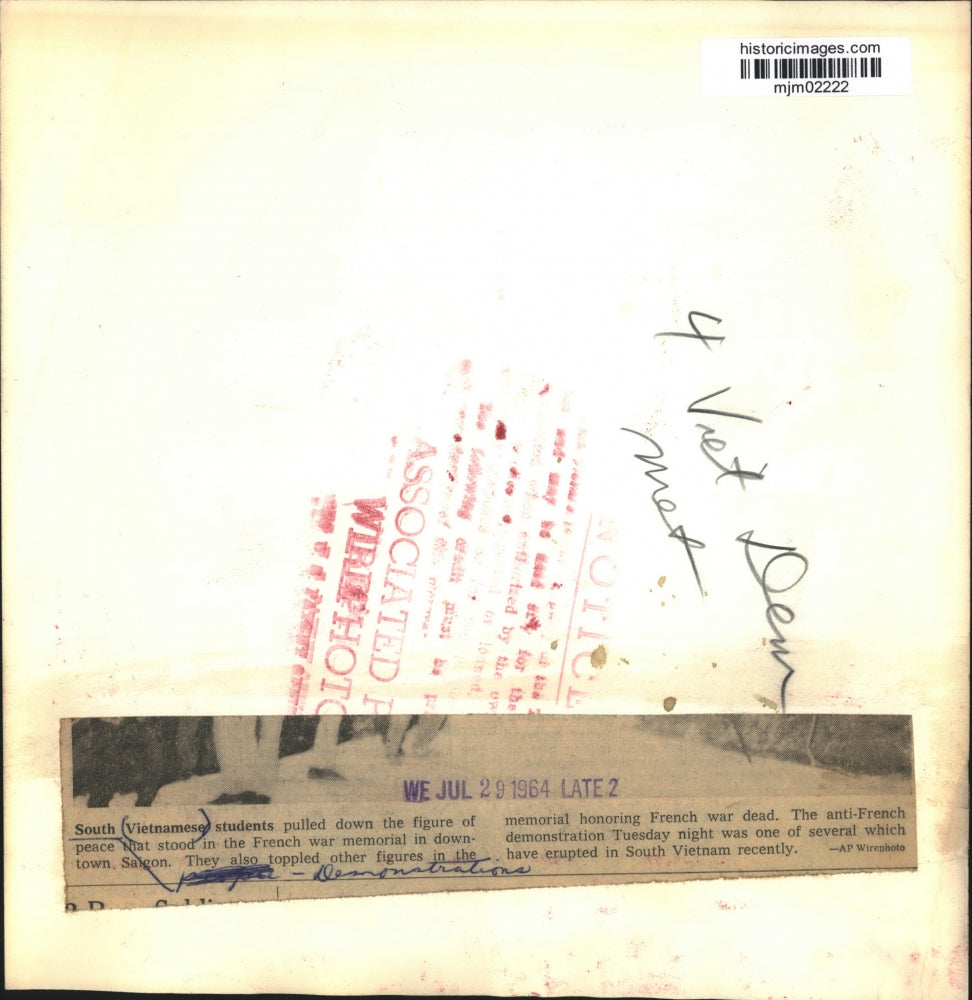 1964 Press Photo Vietnamese students pulling down figure of peace in Saigon