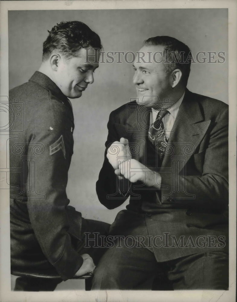 1946 Press Photo Roger Hornsby, baseball player, with his son Billy Hornsby- Historic Images