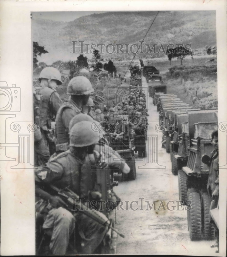 1965 Press Photo American paratroopers along highway in South Vietnam