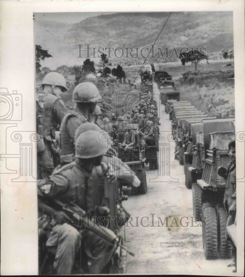 Load image into Gallery viewer, 1965 Press Photo American paratroopers along highway in South Vietnam
