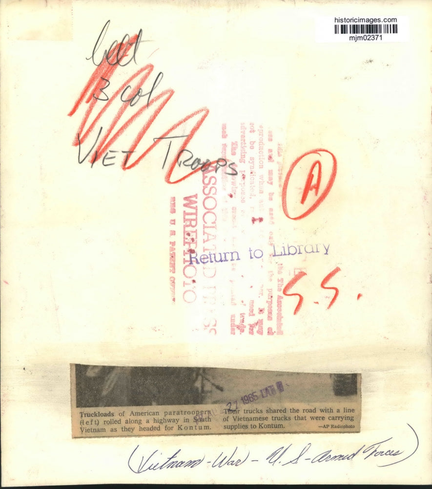 1965 Press Photo American paratroopers along highway in South Vietnam