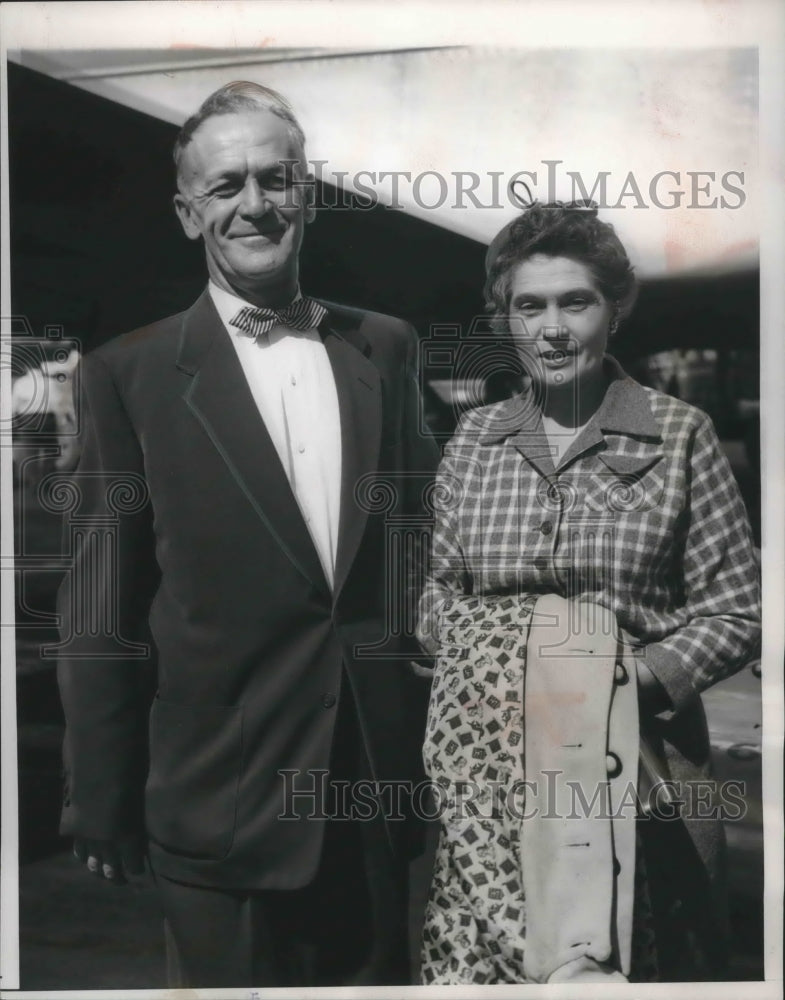 Load image into Gallery viewer, 1954 Press Photo Brigadier General Ralph Zwicker and Wife Dorothy - mjm02481
