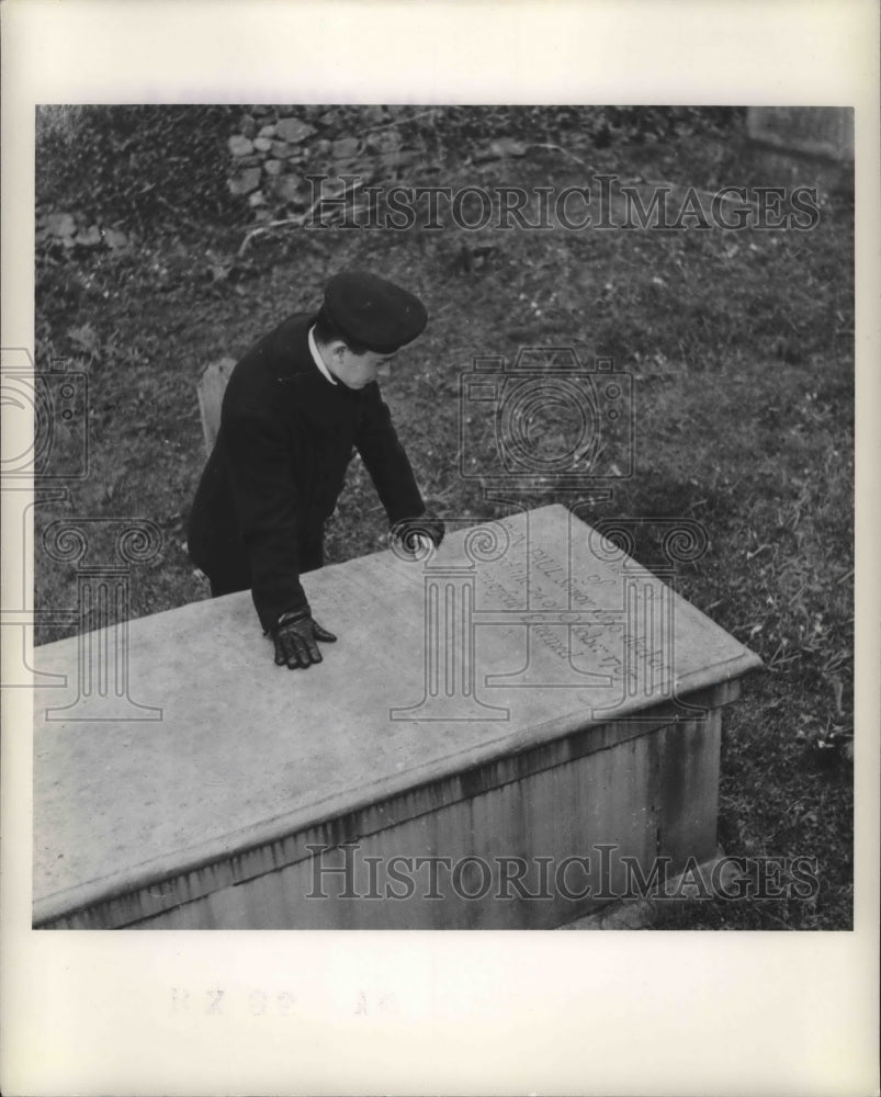 1946 Press Photo Unknown person at John Paul Jones Memorial in Scotland
