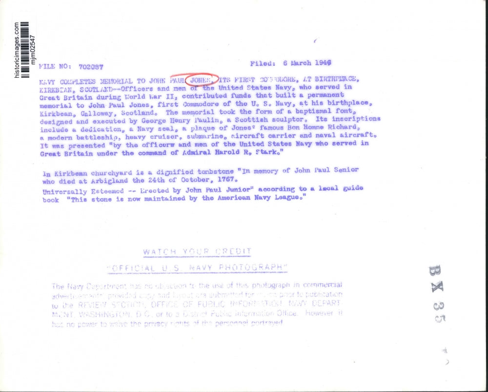 1946 Press Photo Unknown person at John Paul Jones Memorial in Scotland