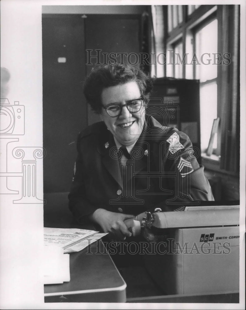 Load image into Gallery viewer, 1965 Press Photo Mary Kennedy, recruiting officer, retiring from Army, Wisconsin
