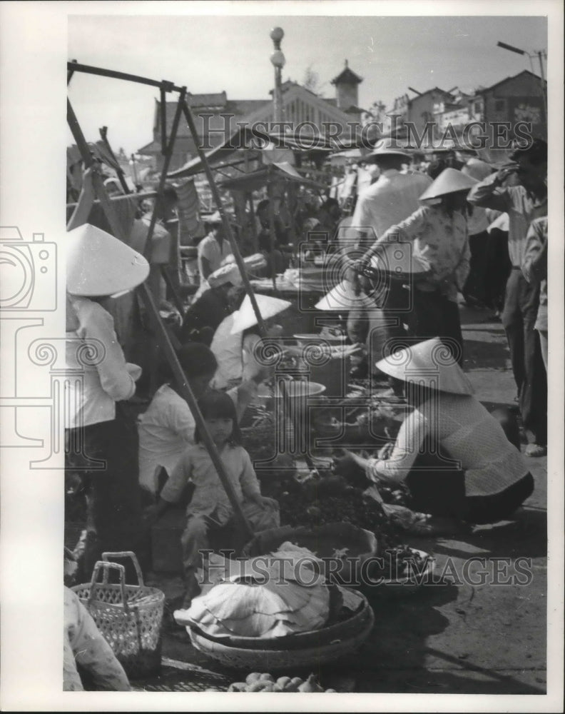 Load image into Gallery viewer, 1967 Press Photo Villagers shopping at an outdoor market in South Vietnam
