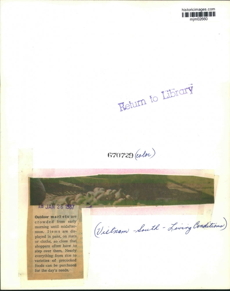 1967 Press Photo Villagers shopping at an outdoor market in South Vietnam