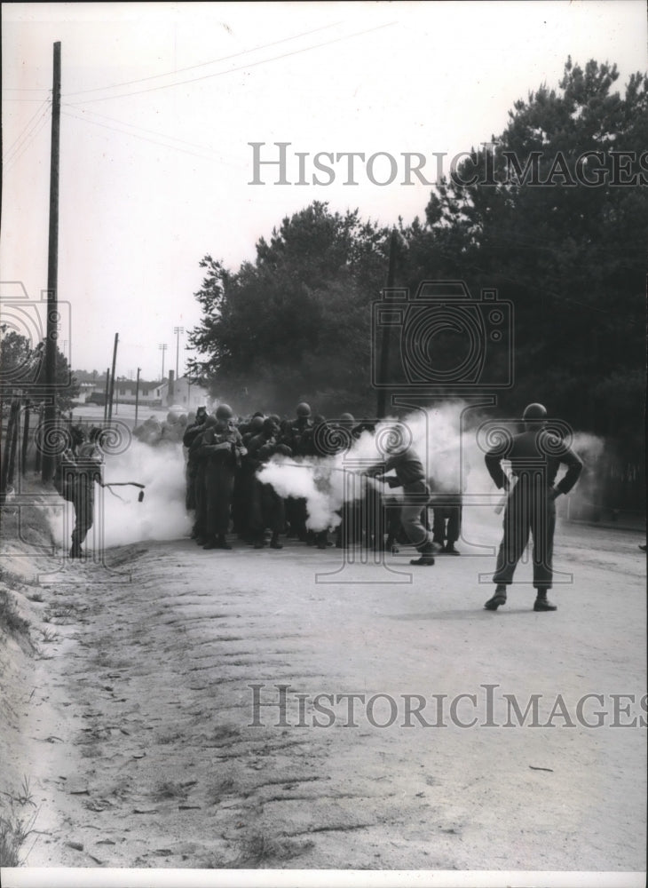 1965 Press Photo Patrol stopped by gas attack near Fort Jackson, South Carolina