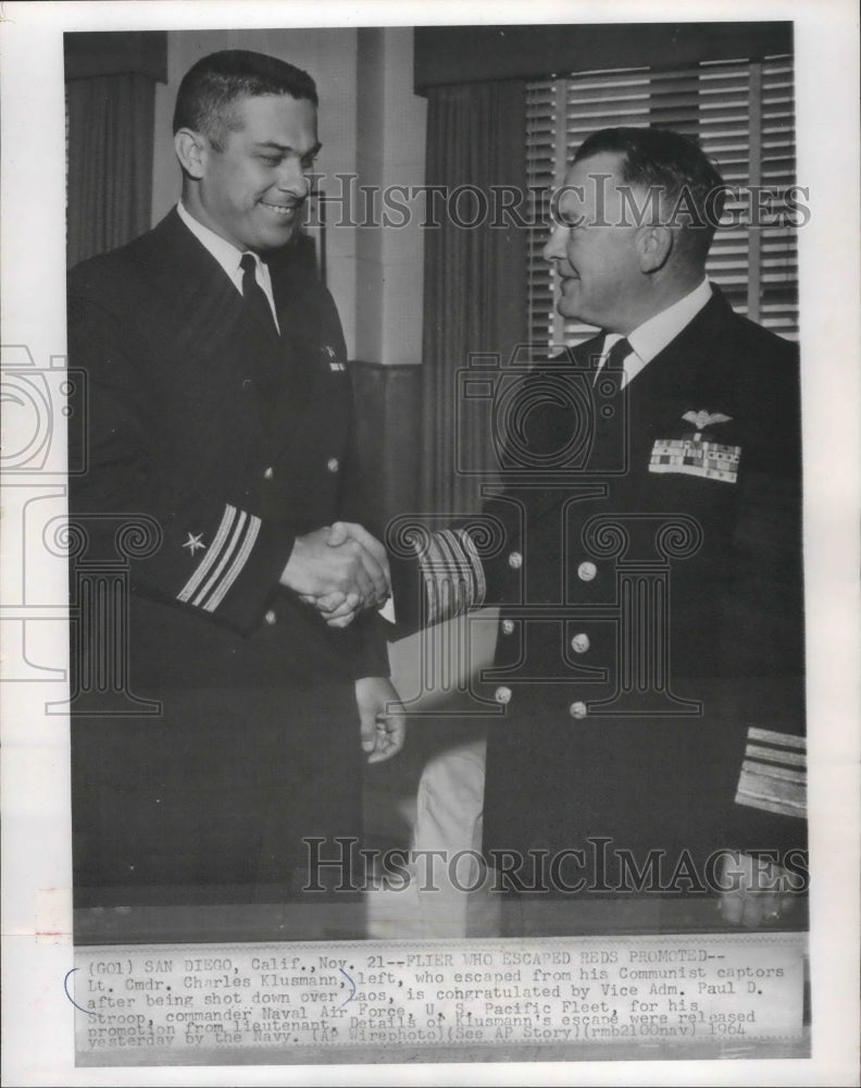 1964 Press Photo Lt. Cmdr Charles Klusmann congratulated by Vice Adm Paul Stroop