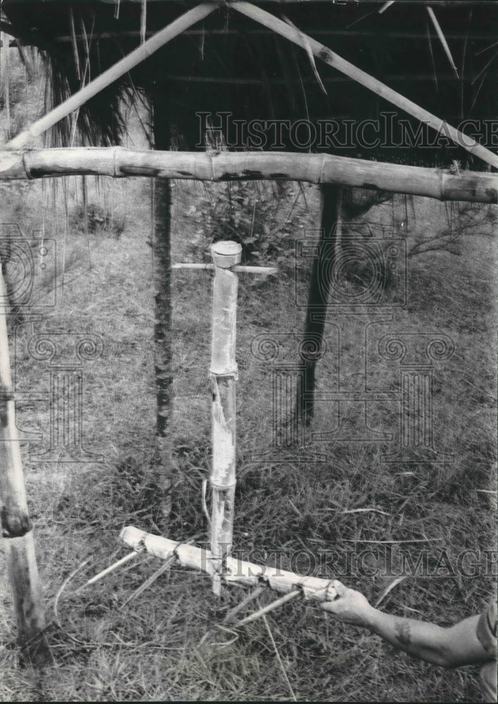 1965 Press Photo Vietnam War - Deadly Malaysian Gate Booby Trap Used by Vietcong