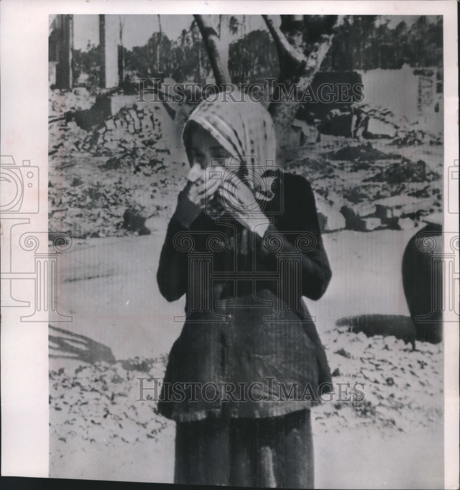 1964 Press Photo Vietnamese women at military outpost ruins in VInh Kim- Historic Images