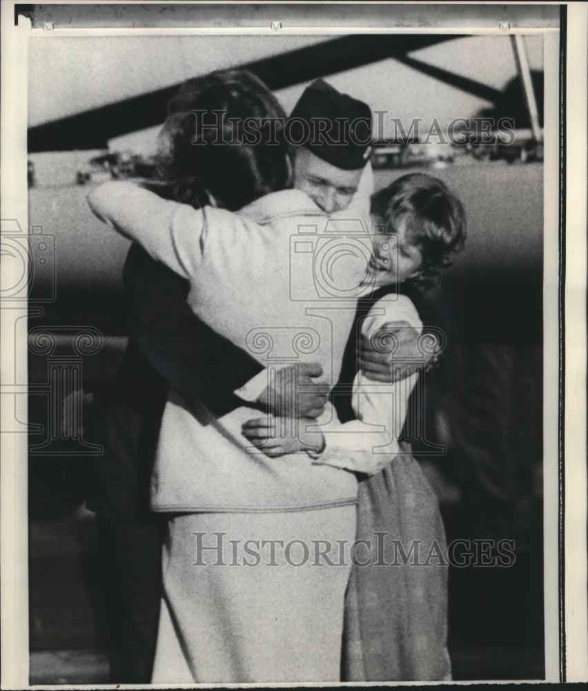 1973 Press Photo Alan Brunstrom with wife and daughter at Travis Air Force Base