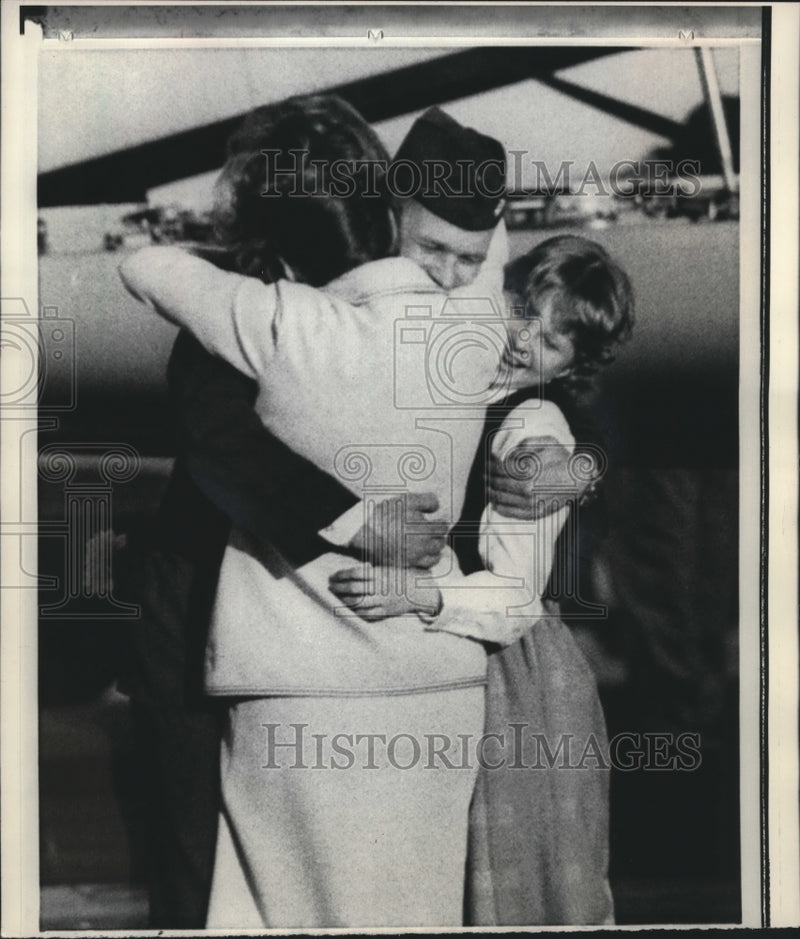 Load image into Gallery viewer, 1973 Press Photo Alan Brunstrom with wife and daughter at Travis Air Force Base
