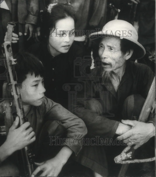 1965 Press Photo Youths listen to aged veteran tell his experiences, Hong Ki- Historic Images