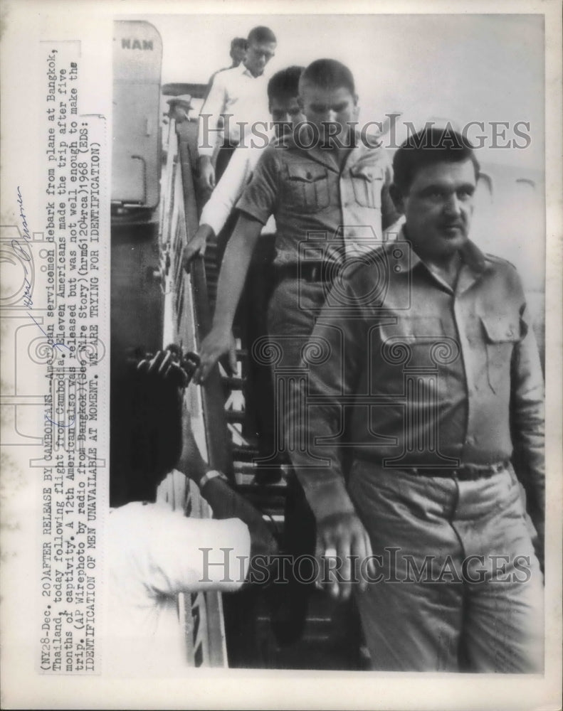Load image into Gallery viewer, 1968 Press Photo American servicemen arrive in Bangkok after release in Cambodia

