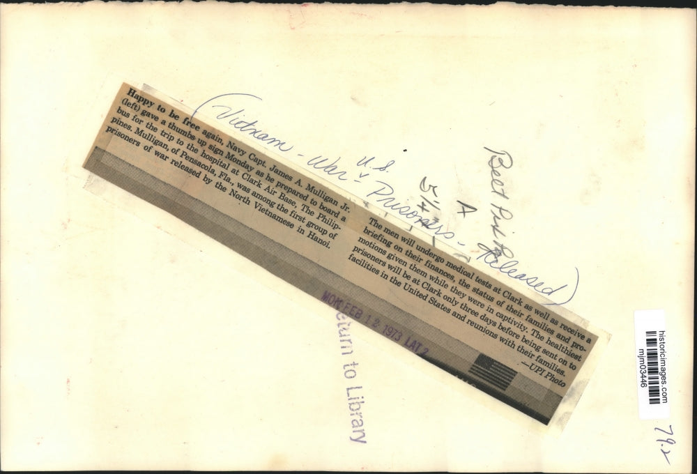 1973 Press Photo Former POW Navy captain gives thumbs up sign, Hanoi