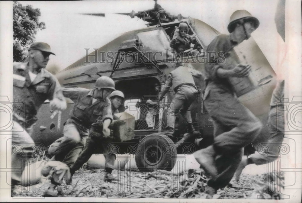 1964 Press Photo Marine helicopter bringing supplies to Vietnamese troops