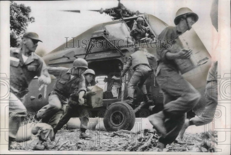 Load image into Gallery viewer, 1964 Press Photo Marine helicopter bringing supplies to Vietnamese troops

