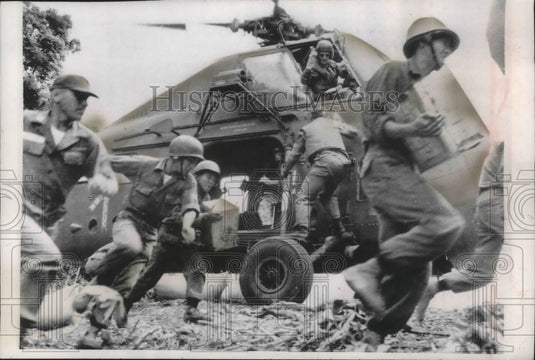 1964 Press Photo Marine helicopter bringing supplies to Vietnamese troops