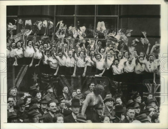 1942 Press Photo Bank clerks waving flags at 16th Brigade veterans, Australia- Historic Images