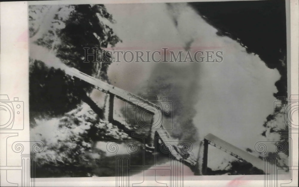 1865 Press Photo Wreckage of a bridge at Xom Ca Trang, 180 miles of Hanoi