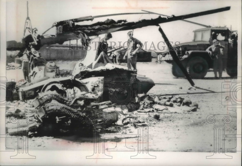 1965 Press Photo American soldiers inspecting helicopter destroyed by Vietcong- Historic Images