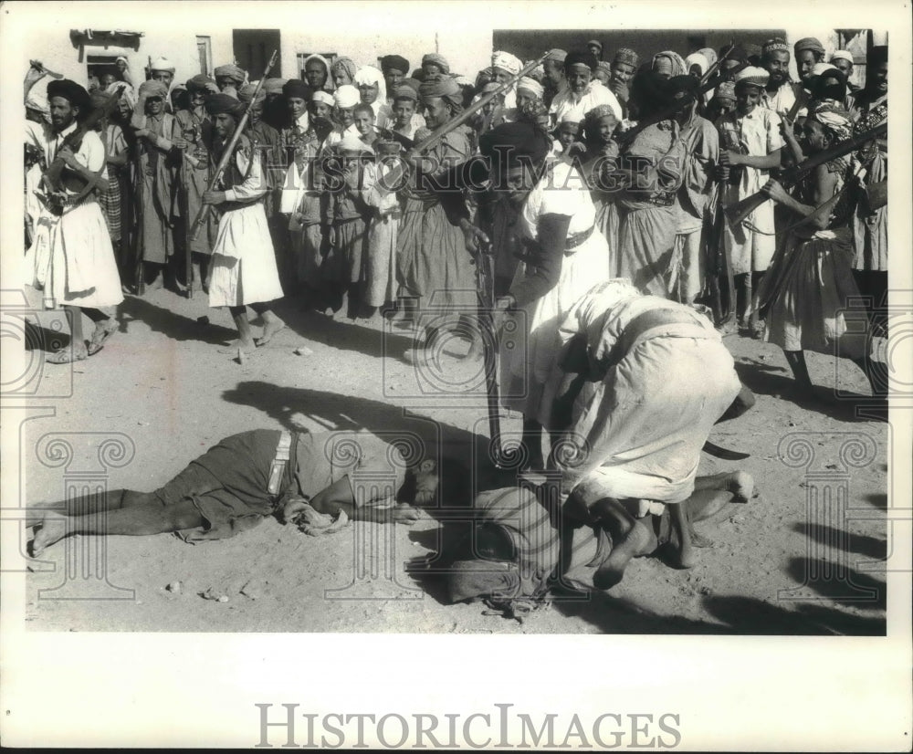 1968 Press Photo Troops dance around captured republican soldiers in Yemen- Historic Images