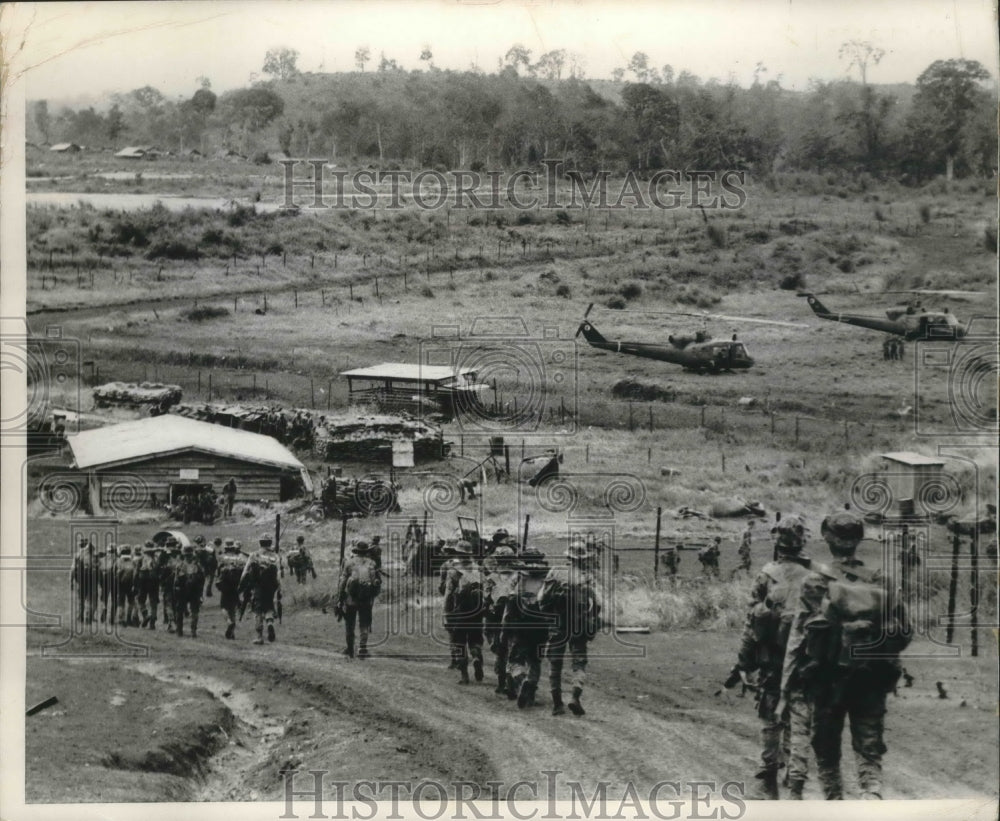 1969 Press Photo Troops returning to US special forces camp at Duc Lap, VIetnam- Historic Images