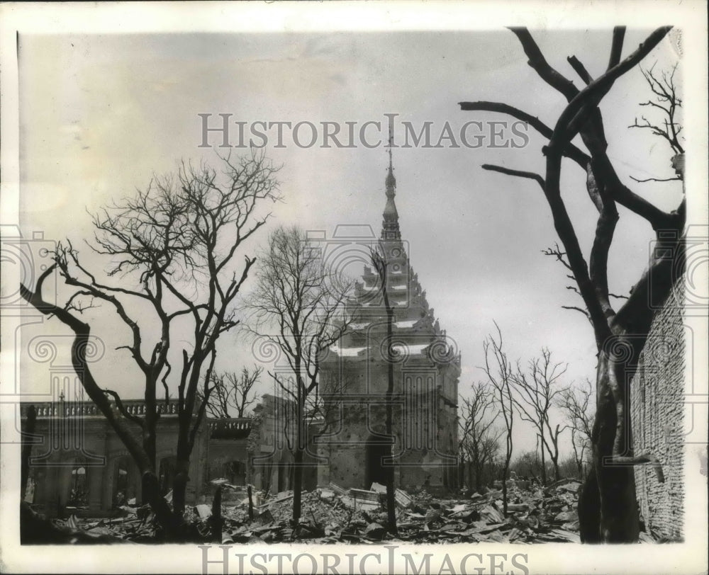 1942 Press Photo World War II - Pagoda and Bombing Debris in Mandalay, Burma- Historic Images