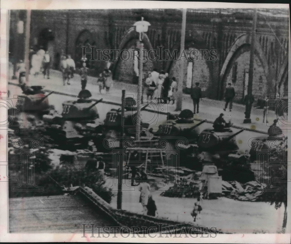 1961 Press Photo East German tanks lined up at Warschauerbrucke, Germany- Historic Images