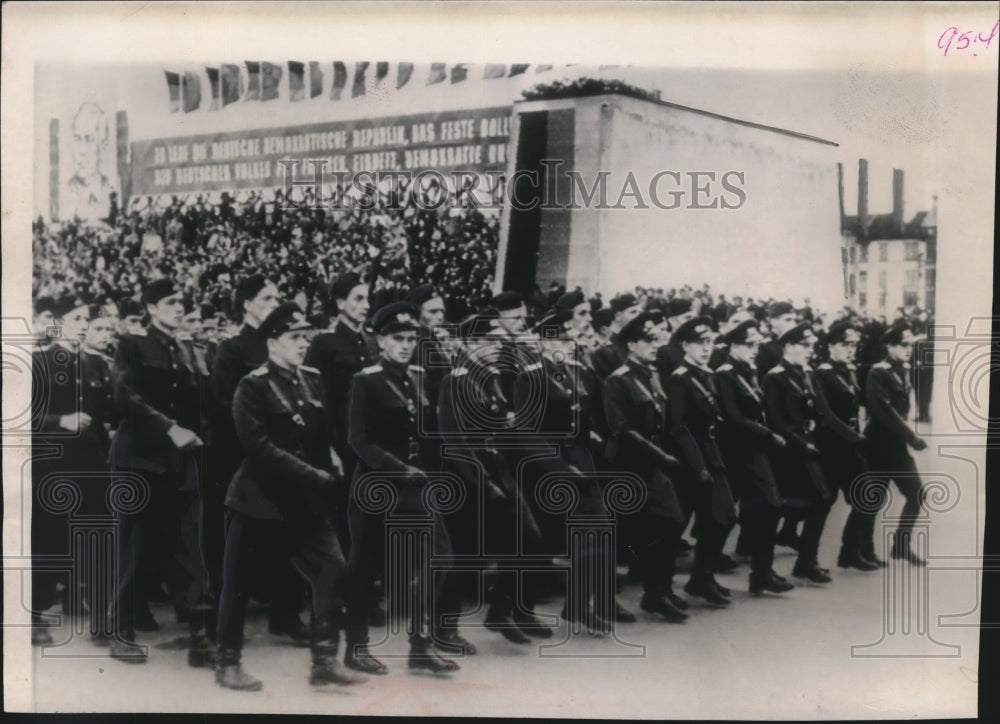 1952 Press Photo East Germany - Military Parade, Unter den Linden - mjm04409