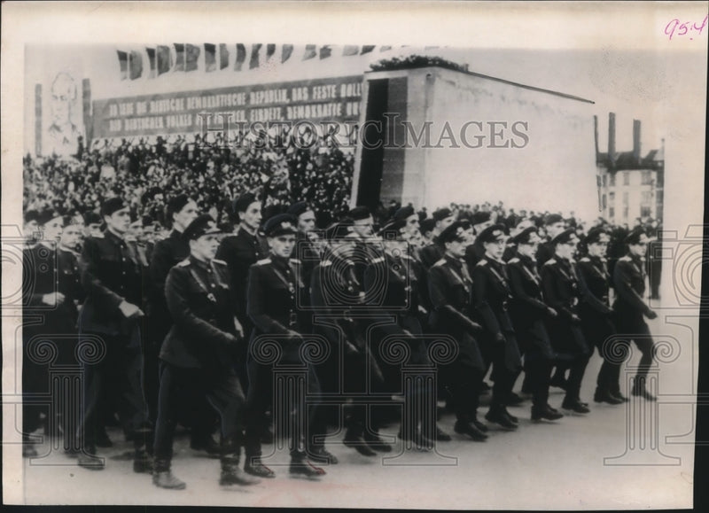 Load image into Gallery viewer, 1952 Press Photo East Germany - Military Parade, Unter den Linden - mjm04409
