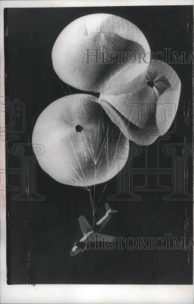 1960 Press Photo Parachutes carrying Mace tactical missile, New Mexico- Historic Images