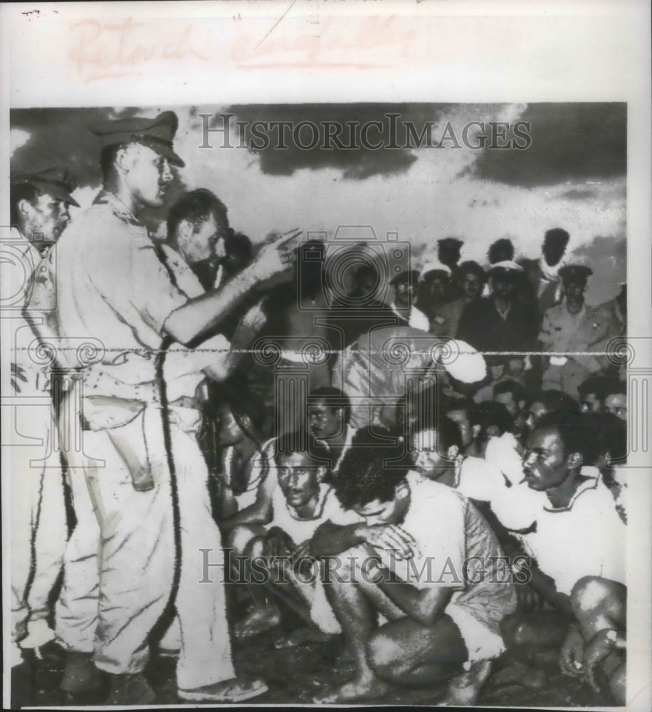 1956 Press Photo Israeli army officers interrogating Egyptian prisoners, Egypt