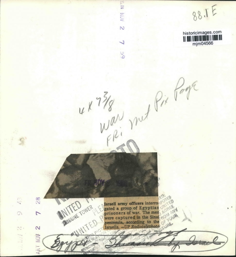 1956 Press Photo Israeli army officers interrogating Egyptian prisoners, Egypt