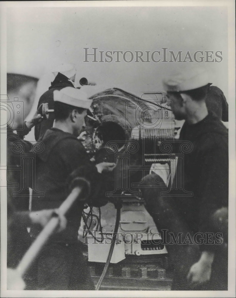 Load image into Gallery viewer, 1962 Press Photo Sailors on Navy destroyer preparing shell for firing
