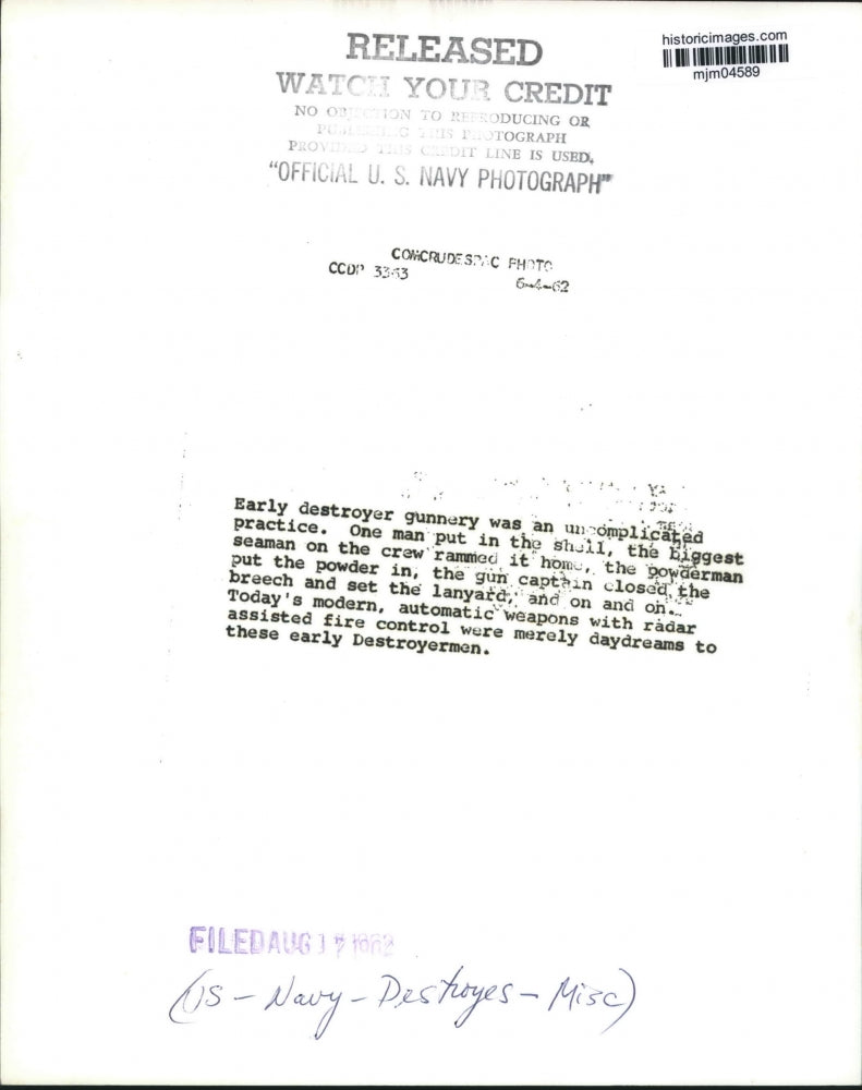 1962 Press Photo Sailors on Navy destroyer preparing shell for firing