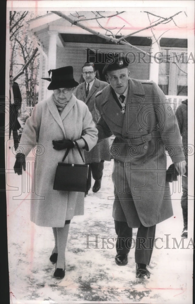 1964 Press Photo Army Captain Roger H.C. Donlon, New York, and Mother- Historic Images