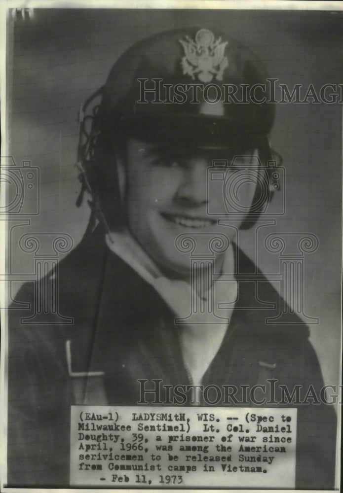 Load image into Gallery viewer, 1973 Press Photo Daniel Doughty of Wisconsin released from prison in Vietnam
