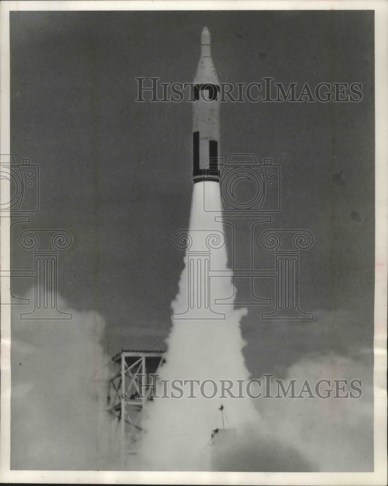 Load image into Gallery viewer, 1959 Press Photo Polaris Guided Missile Test Launch - mjm04752
