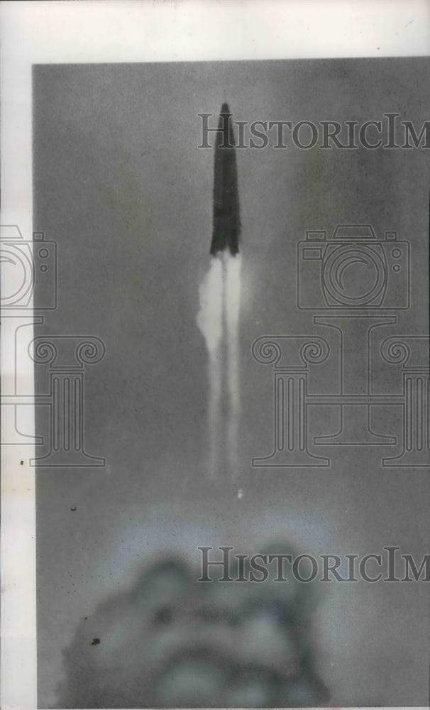 1957 Press Photo Atlas leaving trails of fire as it's launched, Cape Canaveral- Historic Images