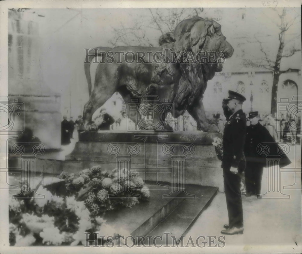 1944 Press Photo General Dwight Eisenhower at the Tomb of the Unknown Soldier