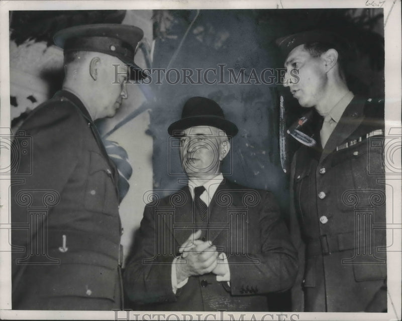 Load image into Gallery viewer, 1942 Press Photo General Dwight Eisenhower and Admiral Darlan in Algiers
