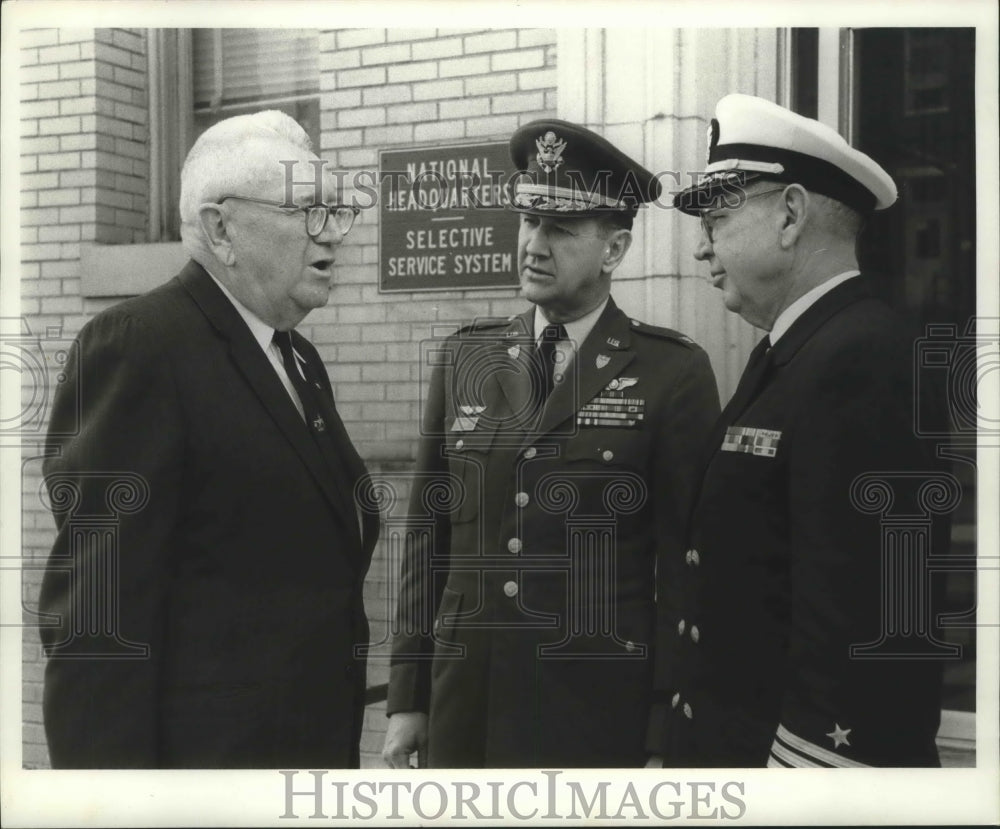 1968 Press Photo General Hershey chats with staff at National Headquarters- Historic Images