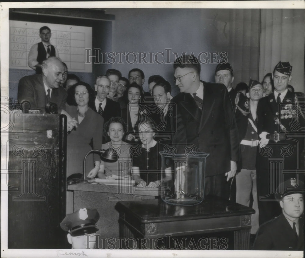 1940 Press Photo Lewis B. Hershey pulls draft number out of bowl - mjm05066- Historic Images