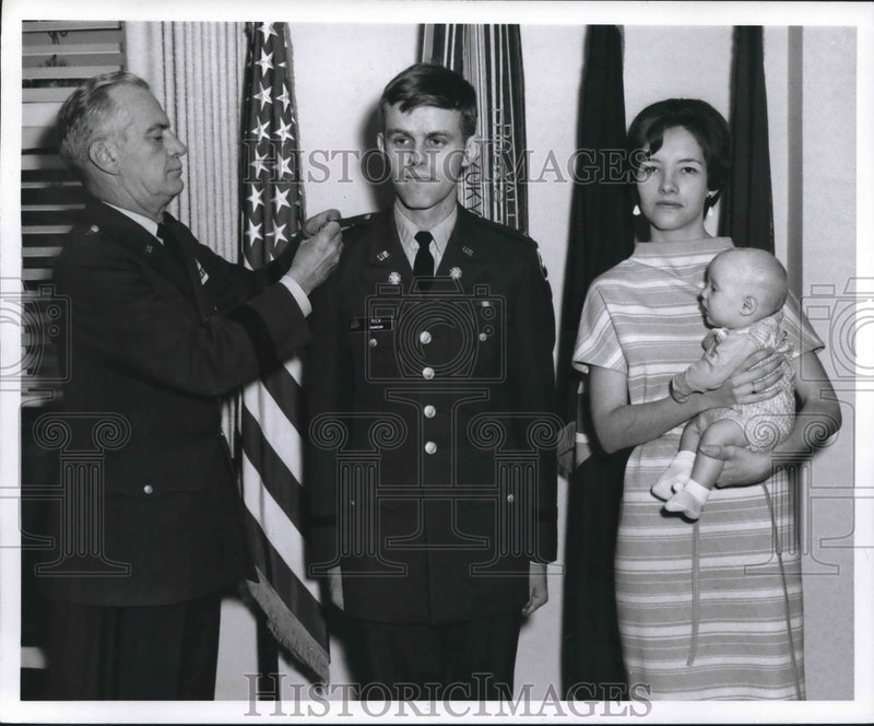 Load image into Gallery viewer, 1969 Press Photo Jerome B. Rick, First Lieutenant, and Family, St. Louis
