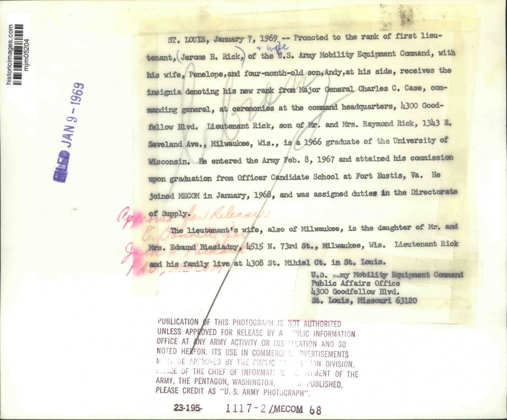 1969 Press Photo Jerome B. Rick, First Lieutenant, and Family, St. Louis