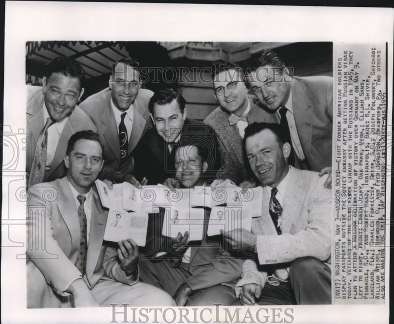 Load image into Gallery viewer, 1955 Press Photo Former American Soldiers with Russian Visas - mjm05232
